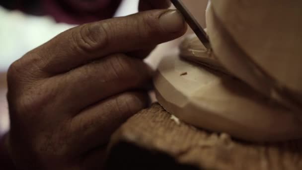 Seorang Pria Mengukir Kayu Ukiran Patung Tradisional Wilayah Domlomites Alpen — Stok Video
