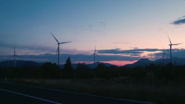 Tiro Molinos Viento Atardecer Croacia Funcionamiento Turbina Eólica — Vídeo de stock