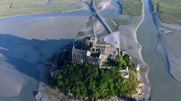 Zeitlupenaufnahme Der Burg Von Mont Saint Michel Frankreich Bei Ebbe — Stockvideo