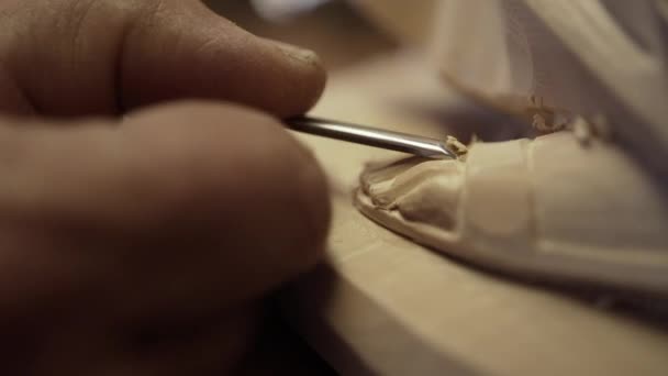 Hombre Tallando Madera Tallar Esculturas Tradicionales Región Los Domlomitas Los — Vídeo de stock