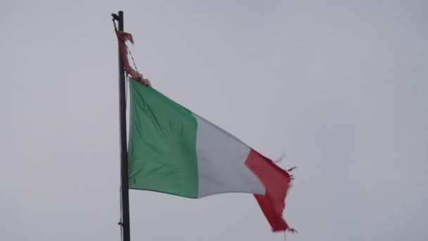 Bandeira Italiana Acenando Vento Parque Estrada Para Tre Cime — Vídeo de Stock