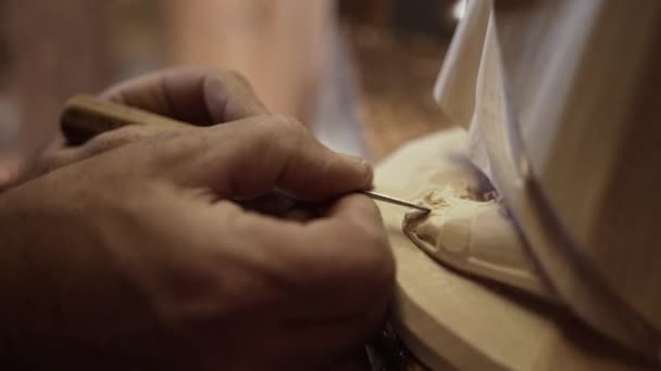 Man Carving Wood Carving Traditional Sculptures Region Domlomites Italian Alps — Stock Video