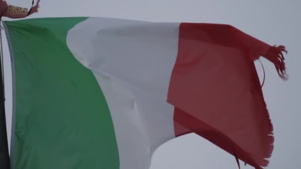 Bandeira Italiana Acenando Vento Parque Estrada Para Tre Cime Movimento — Vídeo de Stock