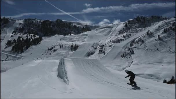 Snowboardista Jumping Spin 540 Mayrhofen Rakousko — Stock video