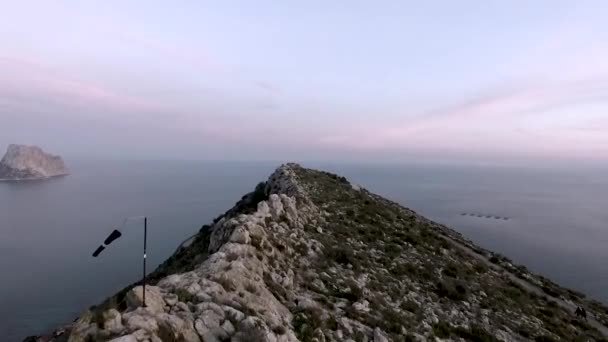 Luchtfoto Van Bergtop Bergkam Tijdens Gouden Onze — Stockvideo