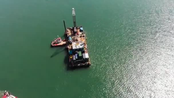 Πετώντας Πάνω Από Ένα Γερανοφόρο Σκάφος Που Βυθίζεται Στις Ακτές — Αρχείο Βίντεο