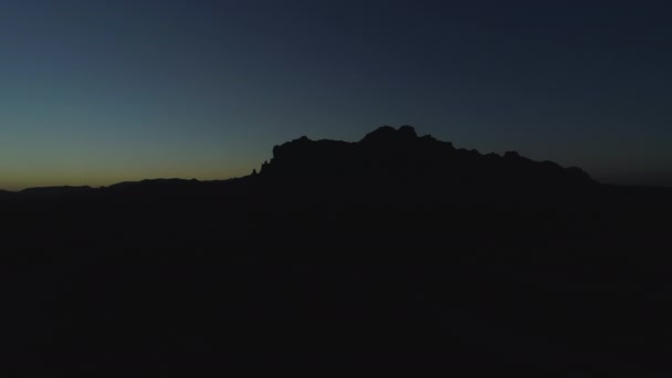 Silueta Montañas Superstición Del Desierto Durante Crepúsculo — Vídeo de stock