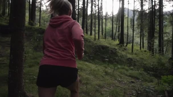 スポーティな女の子は超運動で森を駆け抜けています 上半身 — ストック動画