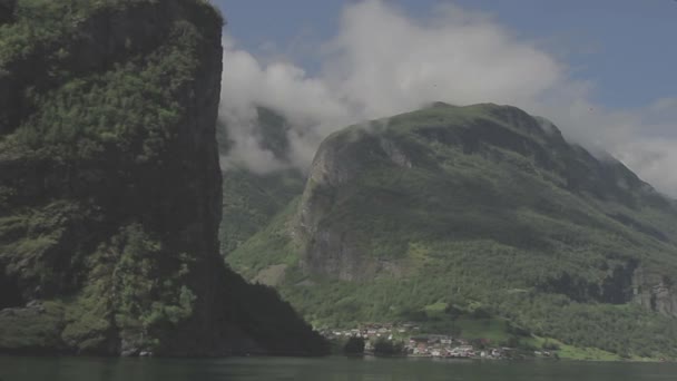 Beautiful Fjord Norway Revealing Cute Village Tracking Shot Log — Stock Video