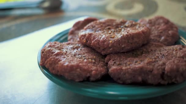 Bir Tabak Çiğ Hamburger Köftesi Izgara Için Hazır — Stok video