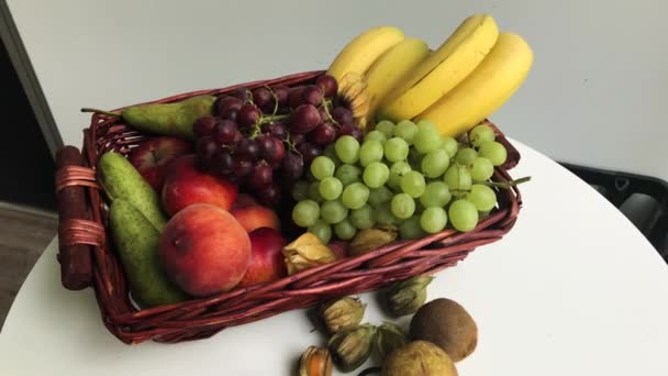 Uitzoomen Uit Een Fruitmand — Stockvideo