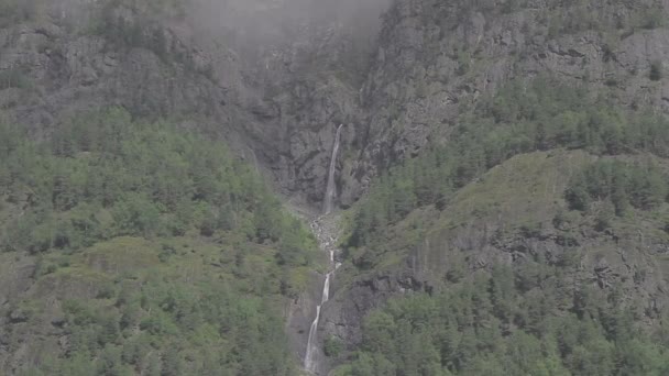 美丽的峡湾挪威 瀑布和海鸥 跟踪射击 航海日志 — 图库视频影像
