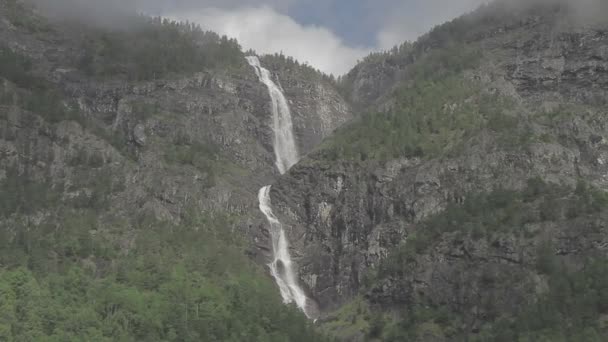 Vakker Fjord Norge Majestic Waterfall Sporingsskudd Log – stockvideo