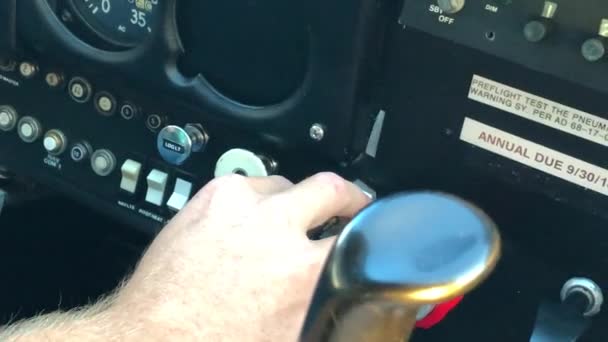 Hand Aufs Gas Cessna Cockpit — Stockvideo