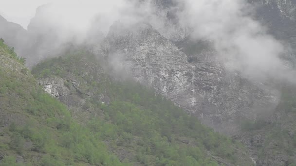 Mooi Fjord Noorwegen Foggy Ridge Tracking Shot Aanmelden — Stockvideo