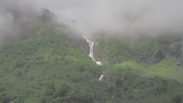 Hermoso Fiordo Noruega Niebla Sobre Cascada Tracking Shot Log — Vídeos de Stock