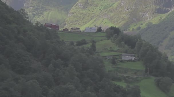Hermoso Fiordo Noruega Casa Una Colina Tracking Shot Log — Vídeos de Stock