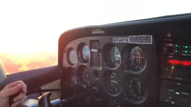 Měřidla Cessna Podsvícena Západem Slunce — Stock video