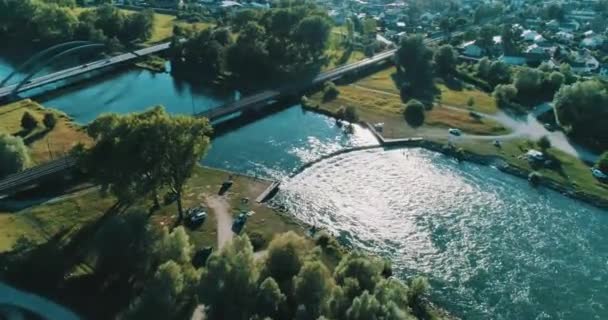 Ogromne Fale Rzeczne Surfowane Małym Miasteczkiem Mostem Tle — Wideo stockowe