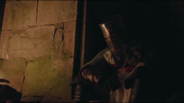 Mittelalterlicher Ritter Der Sich Lagerfeuer Erhebt Historischer Dokumentarfilm Roll Filmmaterial — Stockvideo