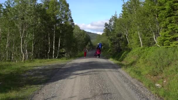 Gente Caminando Por Carretera Naturaleza — Vídeos de Stock