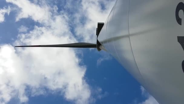 Windenergie Centrale Met Grote Turbine Draaien Zware Wind — Stockvideo