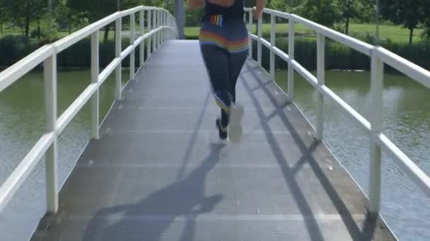 Una Donna Corre Attraverso Ponte Levatoio Forest Park Estate Con — Video Stock