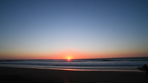 在美丽的日出前 浪人在海滩上浮出水面 — 图库视频影像