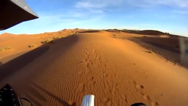 Ridning Sanddynerna Erg Chebbi Den Marockanska Sahara Öknen Med Min — Stockvideo