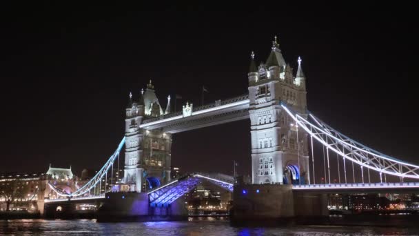 Tower Bridge London Boot Überquert Themse Unter Brücke — Stockvideo