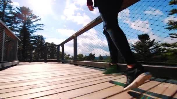 Slowmo Închidere Unghi Scăzut Picioare Femeie Tânără Sare Peste Pod — Videoclip de stoc