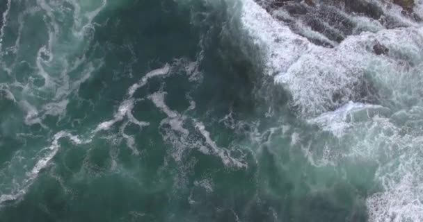 Olas Azules Frías Rompiendo Dron Desde Arriba — Vídeos de Stock