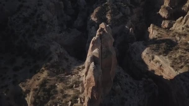 Statue Shaped Vertical Rock Arizona Desert Aerial Shot Flying Rock — Stock Video