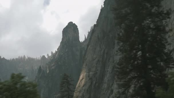 加利福尼亚州约塞米蒂山的山形和树木 汽车上的动态射击 — 图库视频影像