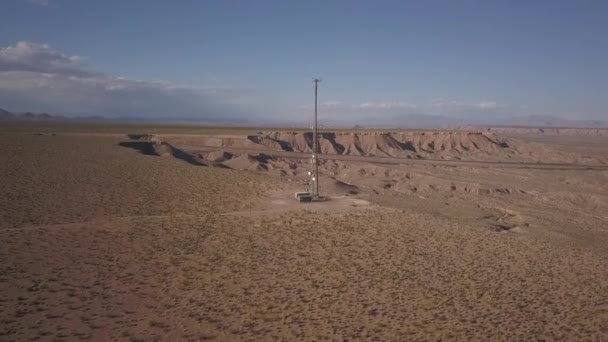 Torre Señal Acantilado Desierto Nevada Diurno Disparo Aéreo — Vídeos de Stock