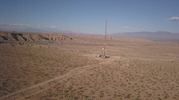 Wieża Sygnalizacyjna Klifie Pustyni Nevada Dzień Strzał Powietrza Lot Tyłu — Wideo stockowe
