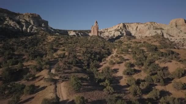 Estátua Forma Rocha Vertical Arizona Deserto Tiro Aéreo Ângulo Largo — Vídeo de Stock
