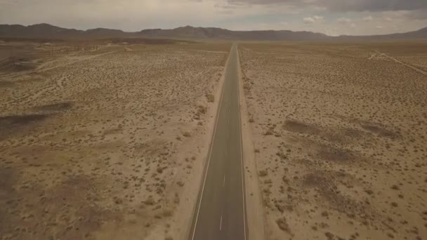 Luchtfoto Van Lege Weg Californische Woestijn Fast Forward Vlucht Bewolkte — Stockvideo