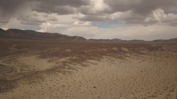 Auf Wolken Zufliegen Der Kalifornischen Wüste Luftaufnahme Langsamer Vorwärtsflug — Stockvideo