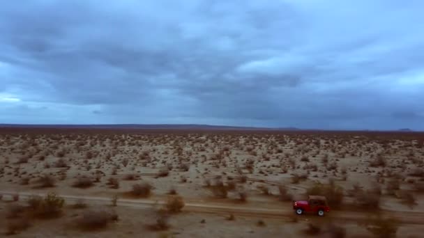 Fırtınalı Bir Akşamda Mojave Çölü Nde Hızla Giden Kırmızı 4X4 — Stok video