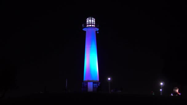Der Leuchtturm Von Long Beach Harbor Fährt Nachts Kalifornien Durch — Stockvideo