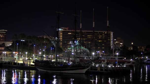 Luzes Brilham Água Noite Por Barcos Ancorados Porto Com Edifícios — Vídeo de Stock