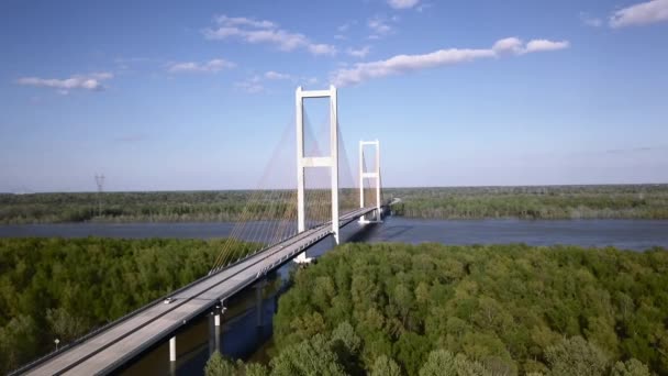 Aerial Powolny Zoom Samochody Przejeżdżają Przez Rzekę Lasu Białym Moście — Wideo stockowe