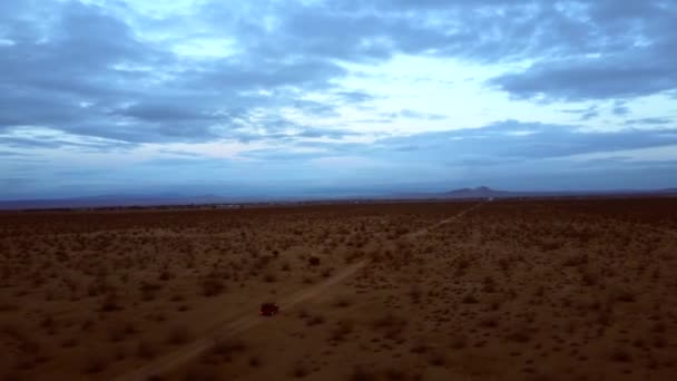 Luchtcirkelende Pan Van Een 4X4 Terreinwagen Die Door Mojave Woestijn — Stockvideo