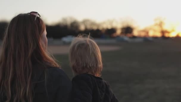 Mãe Filho Caminham Lado Lago Com Pôr Sol — Vídeo de Stock