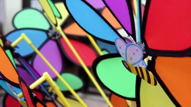 Ein Buntes Spielzeug Windrad Slomo Filmmaterial Bei 50Fps — Stockvideo