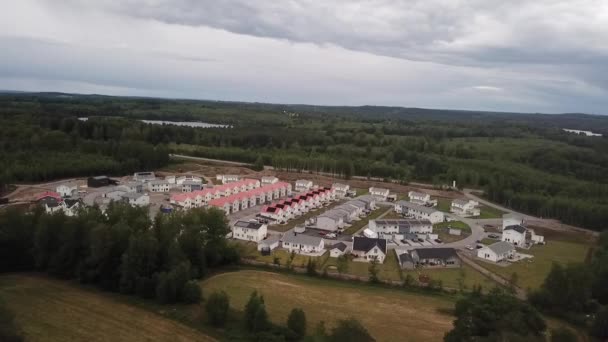 スウェーデンで開発中の入植地の上にドロン 2018年緑の発電所には太陽光パネルがあり — ストック動画