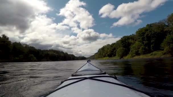 Mavi Gökyüzü Beyaz Kabarık Bulutlarla Sakin Bir Nehirde Kano — Stok video