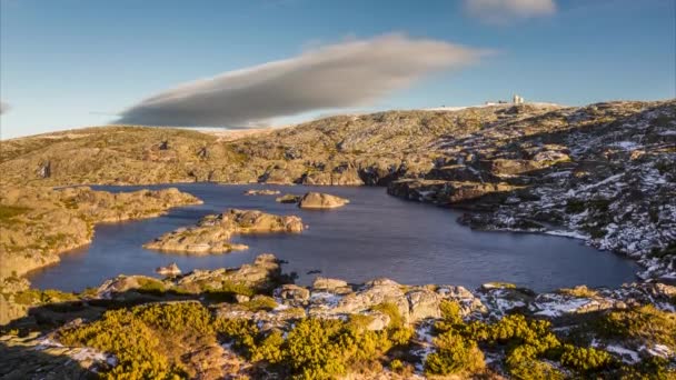 Timelapse Filmato Del Lago Serrano Con Una Nube Lenticolare Che — Video Stock