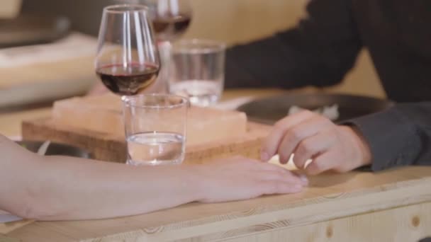 Couple Rendez Vous Dans Restaurant Toucher Les Mains Montrant Affection — Video